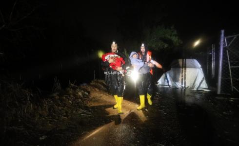 طواقم الدفاع المدني تخلي عائلات في غزة بعد غرق منازلها