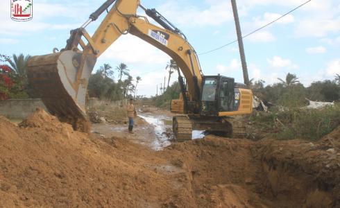بلدية دير البلح تضع سواتر رملية