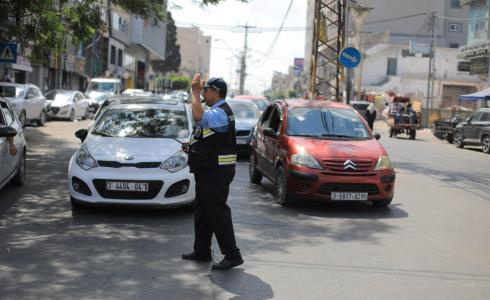 شرطي ينظم المرور