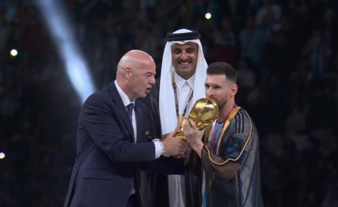 أمير قطر يهدي ميسي البشت في تتويج كأس العالم 2022