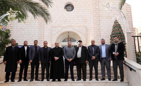 وفد حركة حماس خلال زيارته كنيسة دير اللاتين في غزة