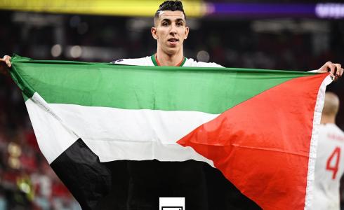 لاعب منتخب المغرب يرفع علم فلسطين عقب الفوز على إسبانيا