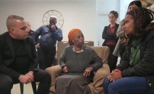 جانب من لقاء رئيس بلدية عسقلان مع والدة منغستو بعد بث رسالة القسام