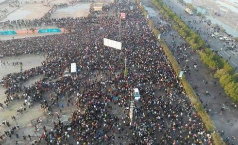 المشجعين أمام استاد جذع النخلة في العراق