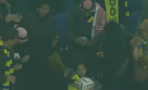 طفلة تلقتط كرة موقعة من كريستيانو رونالدو