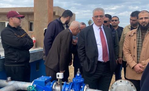 رئيس سلطة المياه مازن غنيم خلال تفقد مشاريع المياه في قطاع غزة