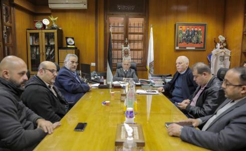 بلدية غزة تطلع "الحكم المحلي" على تجربة التحول لأساس الاستحقاق الكامل