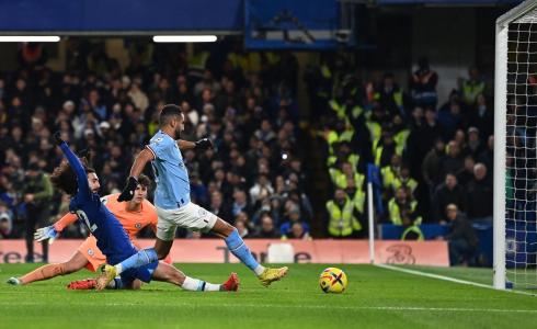 رياض محرز خلال إحراز هدف المباراة الوحيد