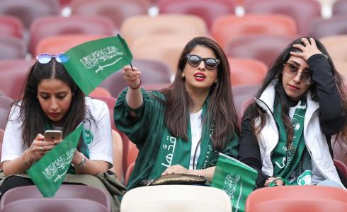 مشجعات كرة القدم السعوديات في مدرجات أحد الملاعب