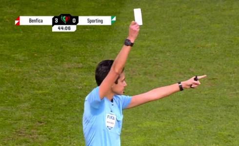 حكم يظهر البطاقة البيضاء خلال مباراة نسوية محلية بالبرتغال