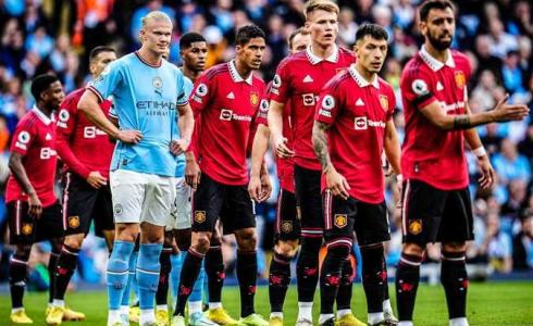 لاعبو مان يونايتد ولاعب السيتي هالاند في مباراة سابقة