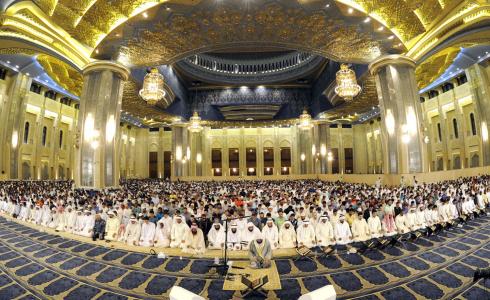 مصلون يؤدون الصلاة في المسجد الكبير بالكويت خلال شهر رمضان