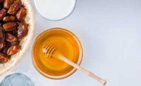 هل يمكن لمريض السكري تناول التمر والعسل؟