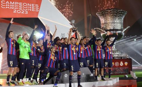 برشلونة يتوج بكأس السوبر
