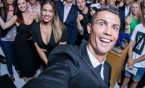 رونالدو يلتقط صورة مع متابعيه