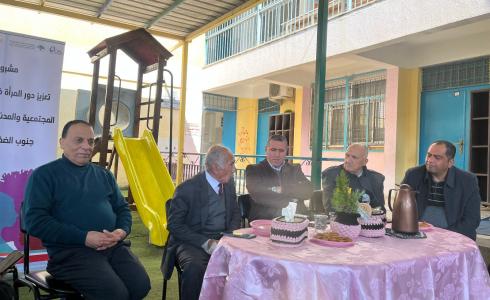 المركز الفلسطيني والمركز النسوي يحتفلان باختتام مبادرة تركيب مواقف للركاب