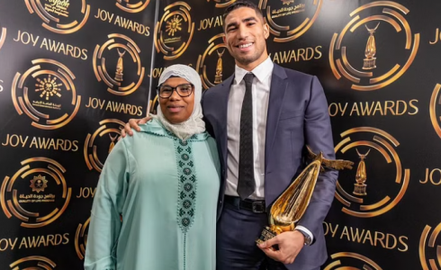 أشرف حكيمي ووالدته