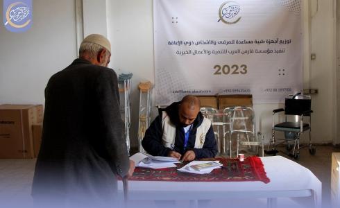 فارس العرب تنفذ المرحلة الثانية من توزيع الأدوات الطبية المساعدة