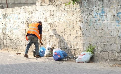 أحد صناع الجمال في بلدية غزة خلال عمله