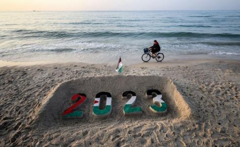 كتابة عام 2023 على شاطئ بحر مدينة غزة