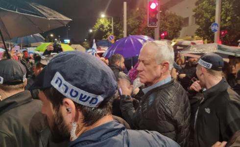 غانتس يشارك في مظاهرات تل أبيب