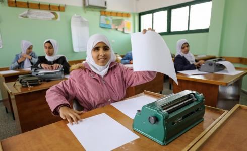 طلاب يدرسون لغة برايل بمدرسة في غزة