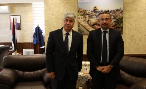 جانب من لقاء وزير التنمية الاجتماعية أحمد مجدلاني مع القنصل الإيطالي في رام الله