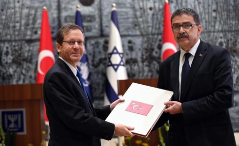 الرئيس الإسرائيلي يتسلم أوراق اعتماد السفير التركي