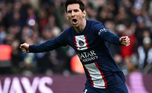 ليونيل ميسي يحتفل بهدفه مع باريس