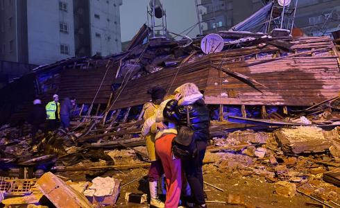 انهيار مبان جراء زلزال ضرب تركيا فجر الاثنين