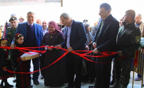 أم ناصر أبو حميد ومحافظ قلقيلية خلال افتتاح بازار خنساء فلسطين