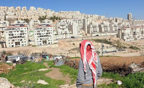 مواطن ينظر الى الأراضي الفلسطينية التي تم استيطانها - تعبيرية