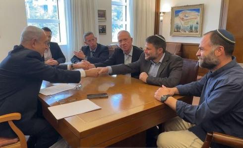 نتنياهو وغالانت وسموتريتش أثناء توقيع التفاهمات الإسرائيلية اليوم