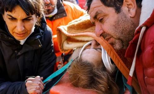 انتشال سيدة حية من تحت الركام في تركيا
