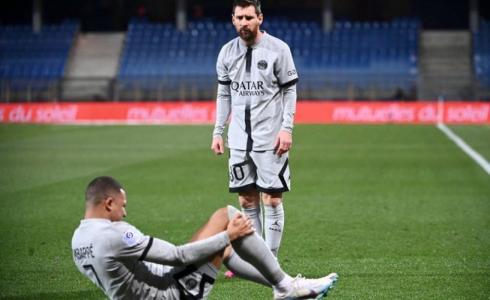 ميسي ومبابي وقت إصابته