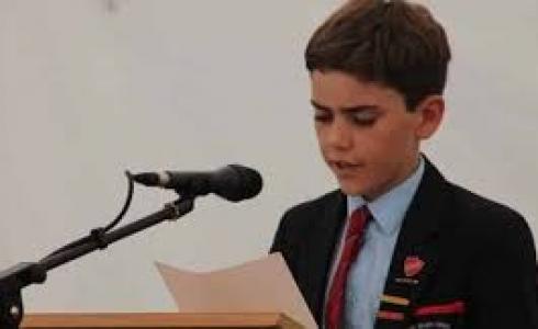 طالب يلقي إذاعة مدرسية عن شهر شعبان