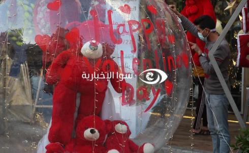 تزيين المحال باللون الأحمر احتفالا بعيد الحب