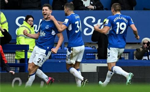 فرحة لاعبي ايفرتون بهدف الفوز على آرسنال