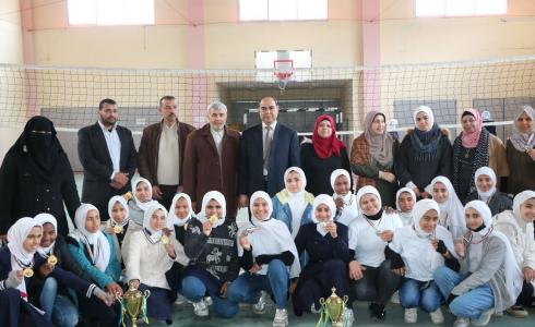 مديرية التعليم تكرم الفائزات ببطولة الطائرة للبنات