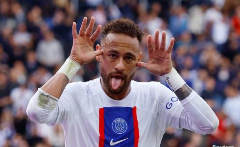 لاعب باريس سان جيرمان نيمار جونيور