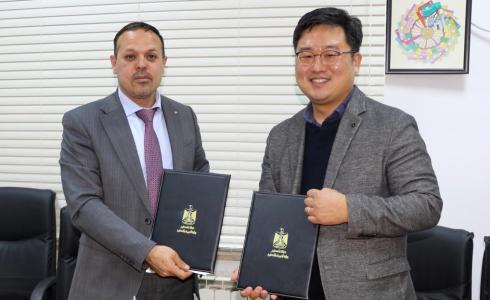 وكيل وزارة التربية والتعليم الفلسطينية د. نافع عساف مع القائم بأعمال المدير القُطري للوكالة الكورية في فلسطين جونغهوان سو