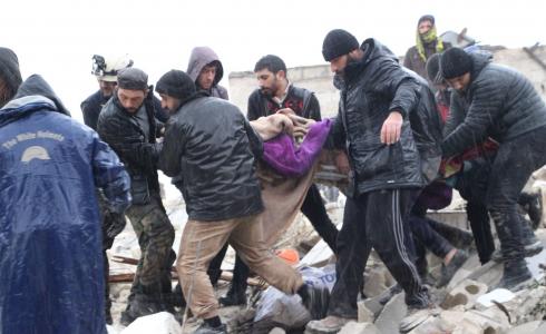 طواقم الدفاع المدني السوري تقوم بانتشال ضحايا الزلزال