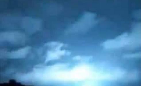  الضوء الأزرق لحظة وقوع الزلزال