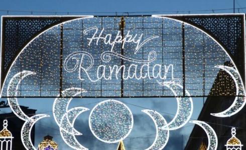 ميدان بيكاديللي في العاصمة لندن .