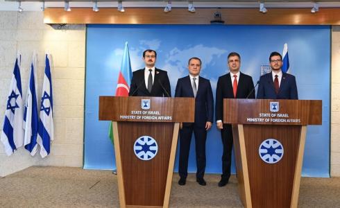 كوهين مع مسؤولين من أذربيجان