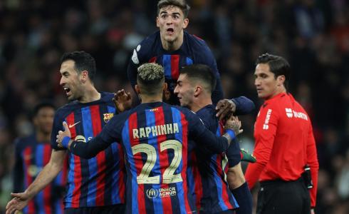 لاعبو فريق برشلونة