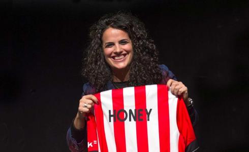 هني ثلجية أول فلسطينية سفيرة لنادي أثلتيك بلباو الإسباني