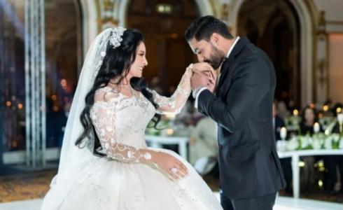 زوج نجاح المساعيد خلال زفافهما