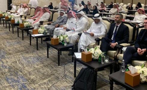 في الندوة التي أطلقت فيها المدرسة السعودية لصناع الفكر