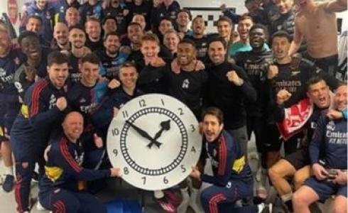 سبب احتفال لاعبو أرسنال بساعة حائط